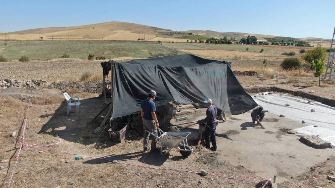 Fidan dikerken servet buldu! Yetkililer akın etti... Tarlayı kazdıkça ne görsünler 9